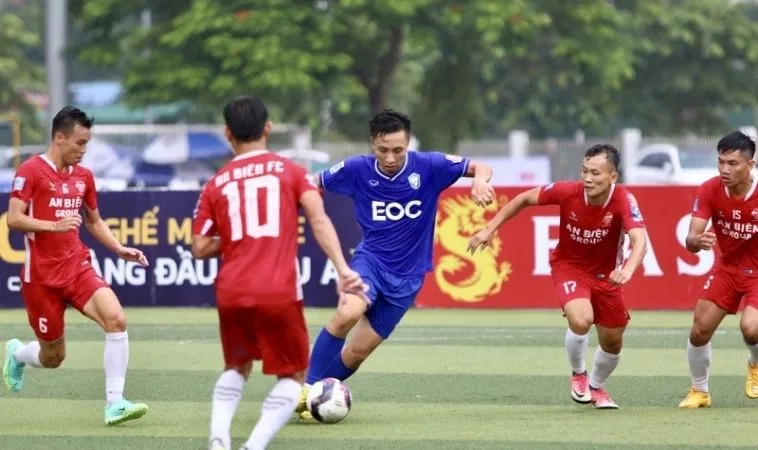 Cầu thủ đá thòng trung vệ tốt